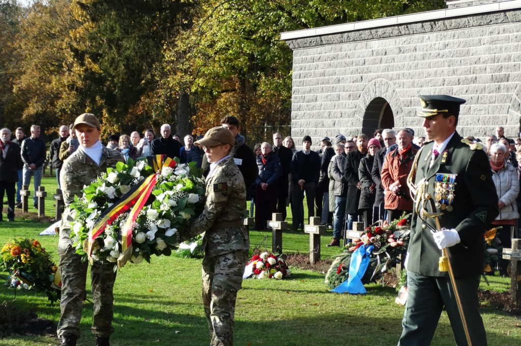 Herdenking op militaire begraafplaats krijgt gemengde reactie – door Jasper Leeten