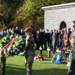 Herdenking op militaire begraafplaats krijgt gemengde reactie – door Jasper Leeten