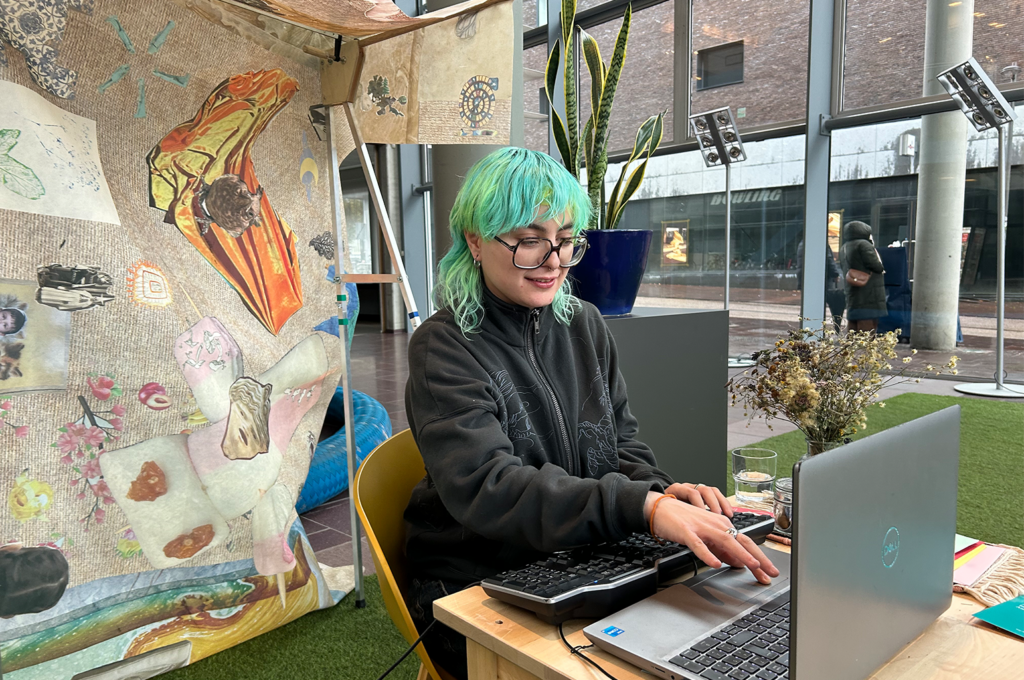 LUISTER – Op zoek naar de juiste woorden voor een brief of mail? Dienst Woorden helpt jou – door Laurentien Adriaens