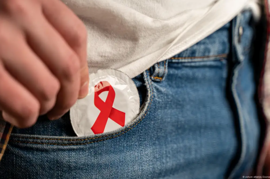 Steeds meer hiv-diagnoses in België: “Hiv treft niet alleen mannen die seks hebben met mannen. Het virus discrimineert niet – iedereen kan het krijgen.” – door Jill Swinnen