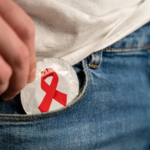 Steeds meer hiv-diagnoses in België: “Hiv treft niet alleen mannen die seks hebben met mannen. Het virus discrimineert niet – iedereen kan het krijgen.” – door Jill Swinnen