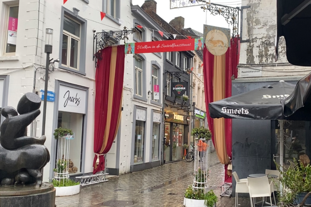 KIJK – Maastrichterstraat tijdelijk omgetoverd tot Sinterklaasstraat – door Pauline Brabants