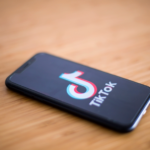 Schoonheidsfilters weg? TikTok zet jongeren en zelfbeeld centraal – door Jasper Leeten