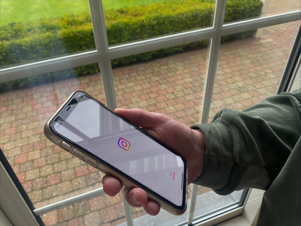 Experts over socialemediaverbod voor -16-jarigen in Australië: “Verbieden is vaak niet de oplossing” – door Pauline Brabants