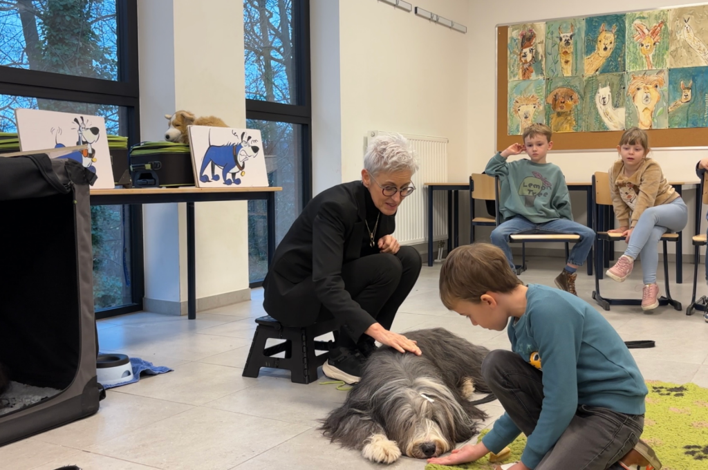 “Eerst snuffelen, dan knuffelen”: Zo maak je veilig contact met een hond – door Jill Swinnen