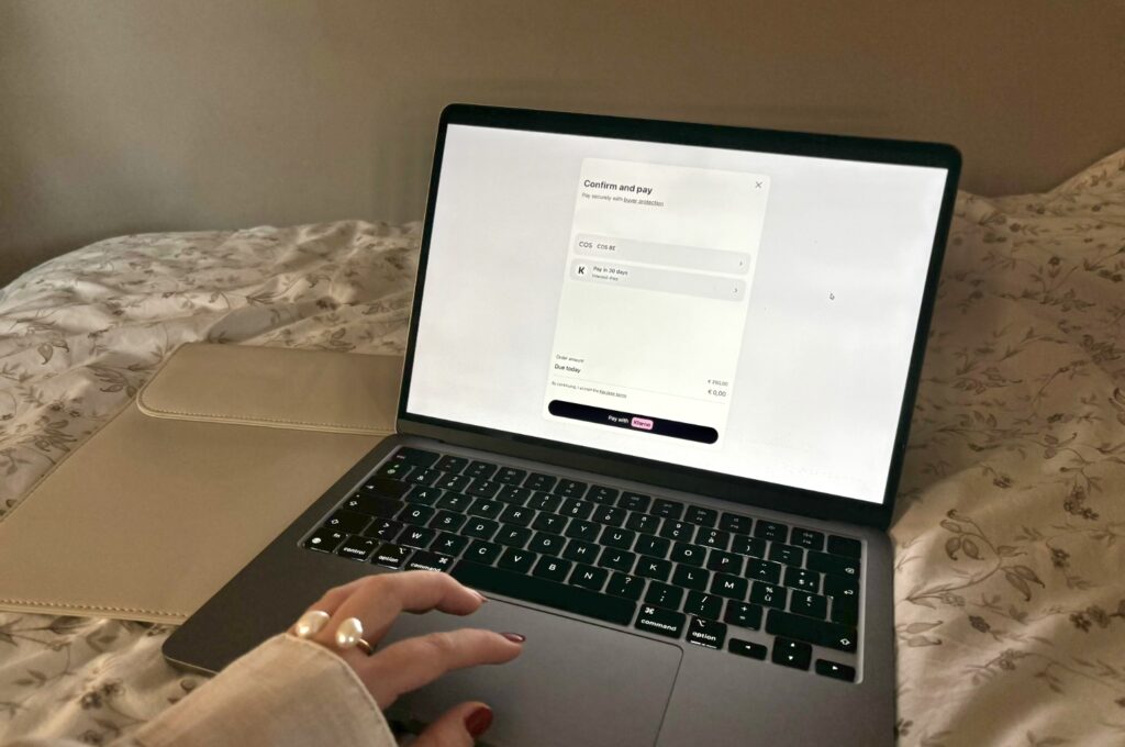 Koop nu, betaal later: Hoe Klarna jongeren in de schulden drijft – door Jill Swinnen