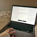 Koop nu, betaal later: Hoe Klarna jongeren in de schulden drijft – door Jill Swinnen