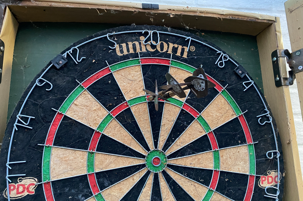 LUISTER – Darts boomde tijdens de coronaperiode maar hoe staat het nu met de populariteit van de sport? – door Luka Hardies
