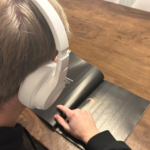 LONGREAD – Hoe noise cancelling je gehoor kan beschadigen: “Bescherm je oren nu, zodat je later je kleinkinderen kan verstaan” – door Laurentien Adriaens