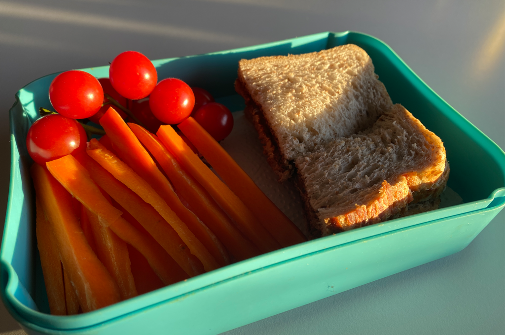 BS LeerPLEIN kiest voor een strenger eetbeleid: gedaan met de worstenbroodjes en koude frieten – door Luka Hardies