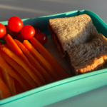 BS LeerPLEIN kiest voor een strenger eetbeleid: gedaan met de worstenbroodjes en koude frieten – door Luka Hardies
