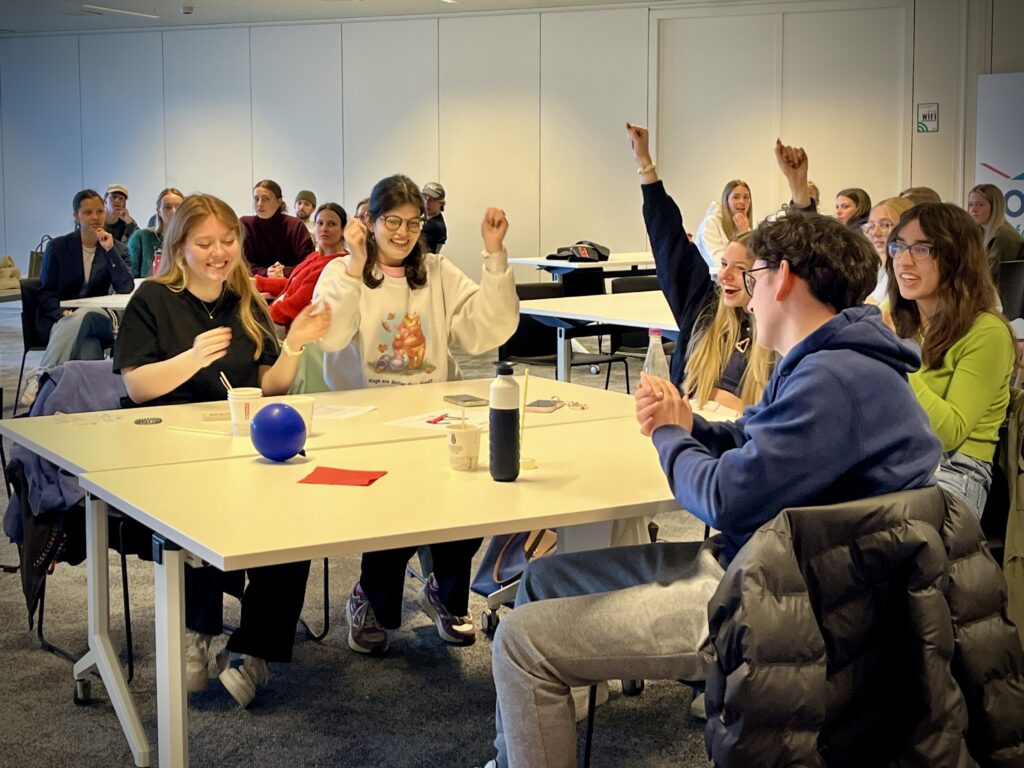 ‘We speak English’ wint meertalige quiz van PXL Communicatie – door Lotte Michiels en Ioana Mertens