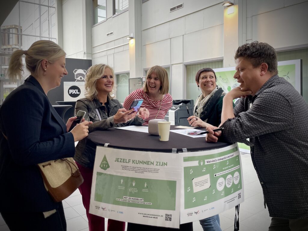 Regen houdt gelukswandeling van PXL Social Work niet tegen – door Ioana Mertens en Lotte Michiels