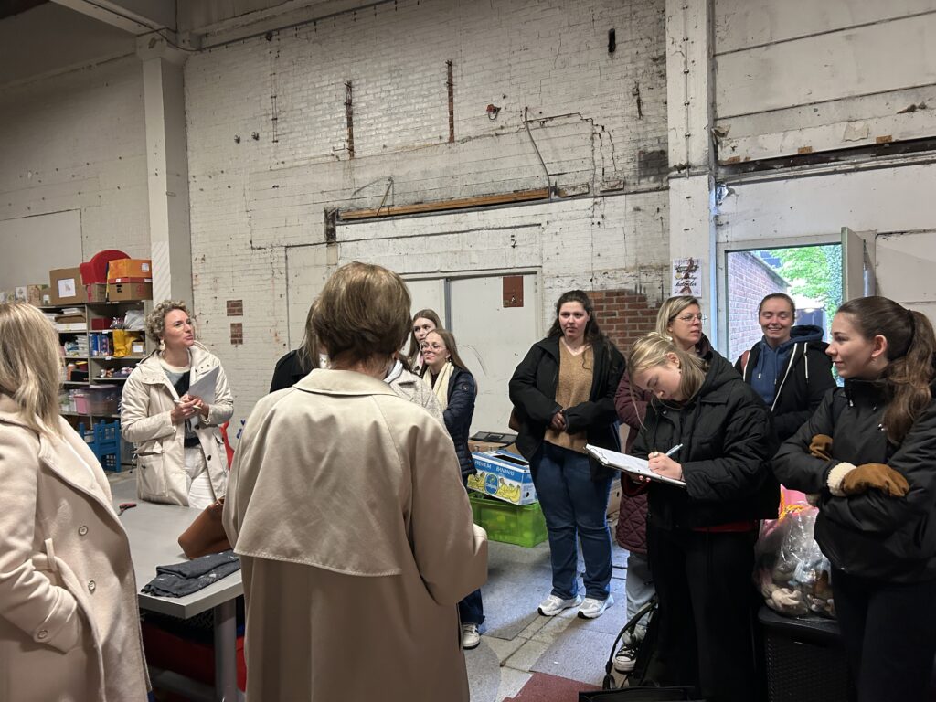 Studenten kleuteronderwijs lossen casus op tussen rekken van Speelgoedbank – door Zander Langens