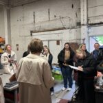 Studenten kleuteronderwijs lossen casus op tussen rekken van Speelgoedbank – door Zander Langens