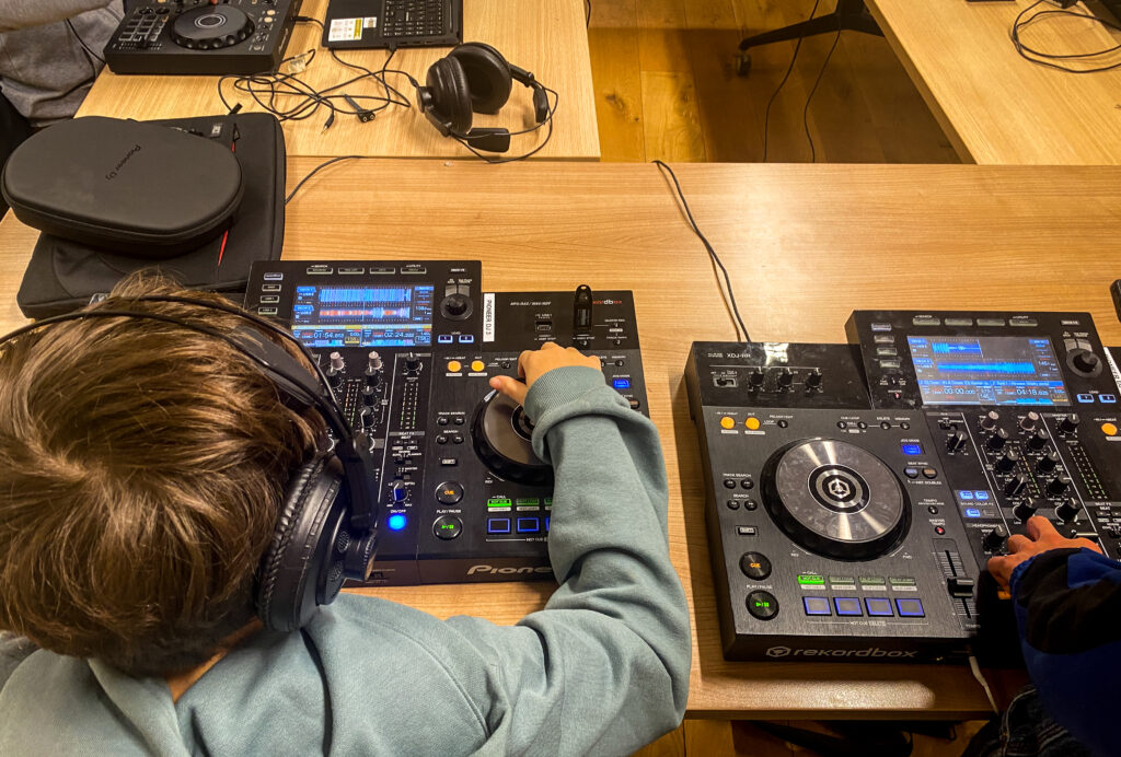 Waar creativiteit draait: DJ’en bij Villa Basta