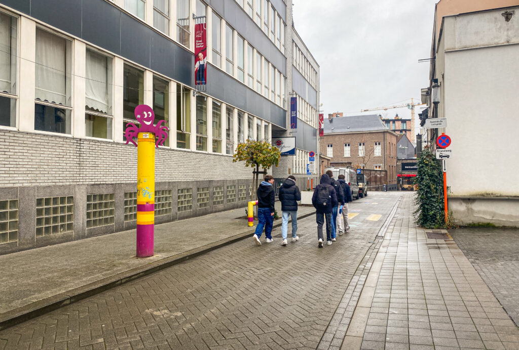 Staking in het onderwijs: hoe hard voelt de schoolgaande jeugd de klap?