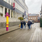 Staking in het onderwijs: hoe hard voelt de schoolgaande jeugd de klap?