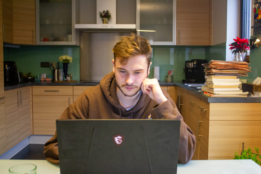 Een job vinden blijft moeilijk voor pas afgestudeerden: ‘Ik zie de eindmeet maar niet’