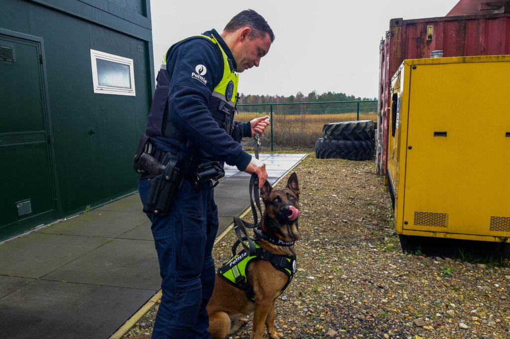 Marco Houtmeyers met Finn. Finn is patroulliehond. ©Noor Corthouts