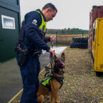 Marco Houtmeyers met Finn. Finn is patroulliehond. ©Noor Corthouts