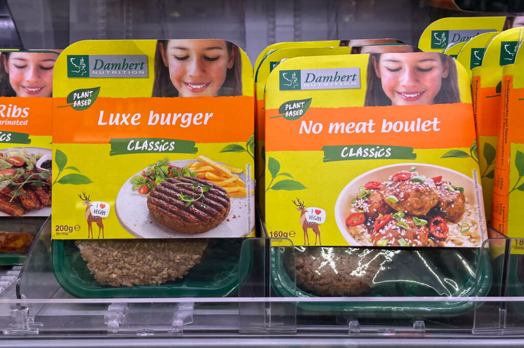 Er zijn in de winkel heel wat plantaardige vleesalternatieven te koop, Mertens vindt dit niet noodzakelijk: "De beste vervangers voor vlees vind ik nog altijd peulvruchten, granen en groenten." ©Noor Corthouts