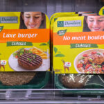 Er zijn in de winkel heel wat plantaardige vleesalternatieven te koop, Mertens vindt dit niet noodzakelijk: "De beste vervangers voor vlees vind ik nog altijd peulvruchten, granen en groenten." ©Noor Corthouts