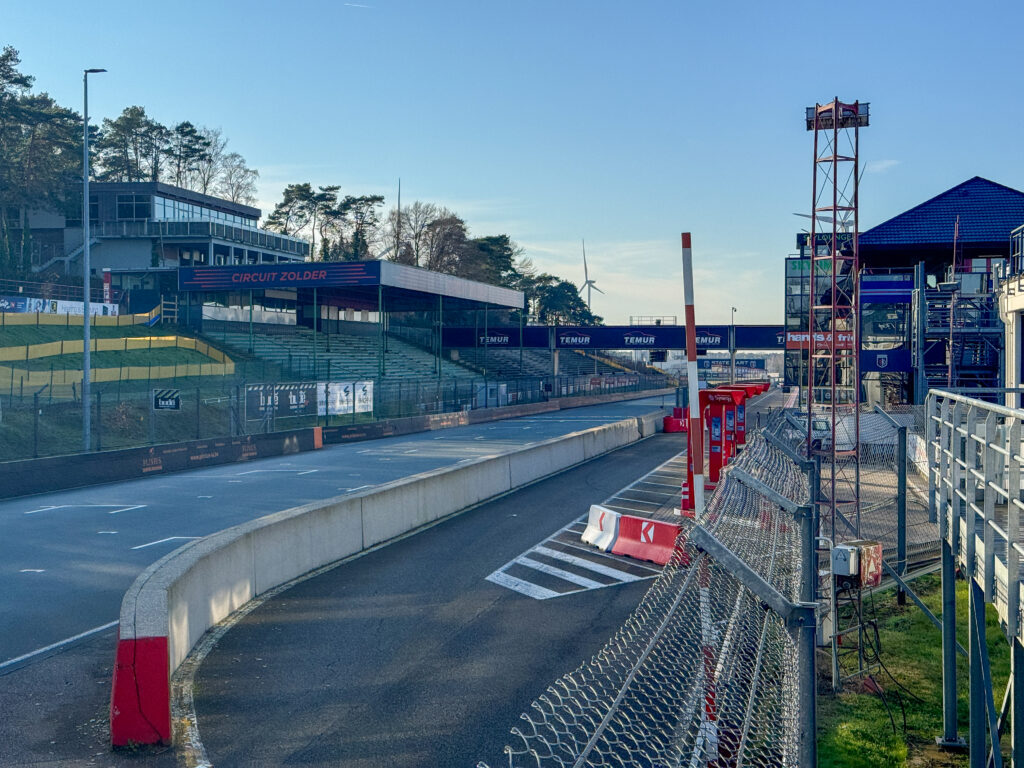 Mentaal welzijn in de autosport: ‘De stress is er vooral een half uur voor de race’