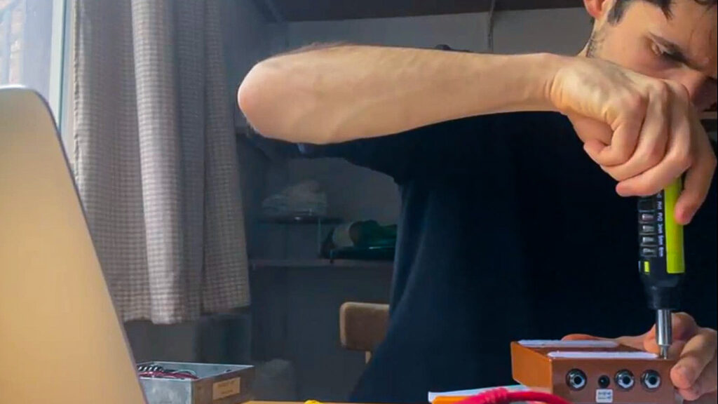 ‘Het statuut geeft ademruimte, maar de realiteit blijft hard’: jobjongleren als  kunstenaar 