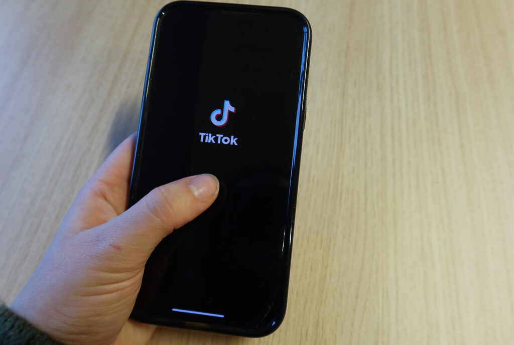 TikTok-advertenties bereiken vooral jongeren, ondanks regels en beloften